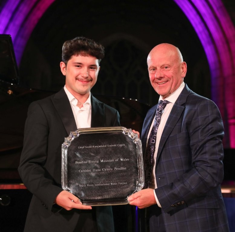 Mario Kreft MBE presents the trophy to the winner Iván Cherednichenko Carrillo
